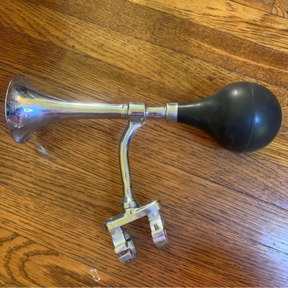 Old Yoder Super Goose Bulb Horn 1949 Chrysler Town and Country Car Auto Squeeze